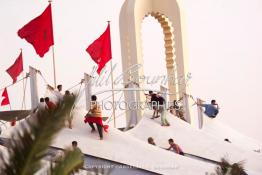 Image du Maroc Professionnelle de  Les jeunes grimpent au dessus pour voir SM le Roi Mohammed VI qui est Arrivée à Laayoune, Jeudi 1er novembre 2001. Le Roi du Maroc entame une nouvelle visite historique dans les provinces du sud du Maroc comprenant Dakhla et Laayoune. (Photo / Abdeljalil Bounhar) 